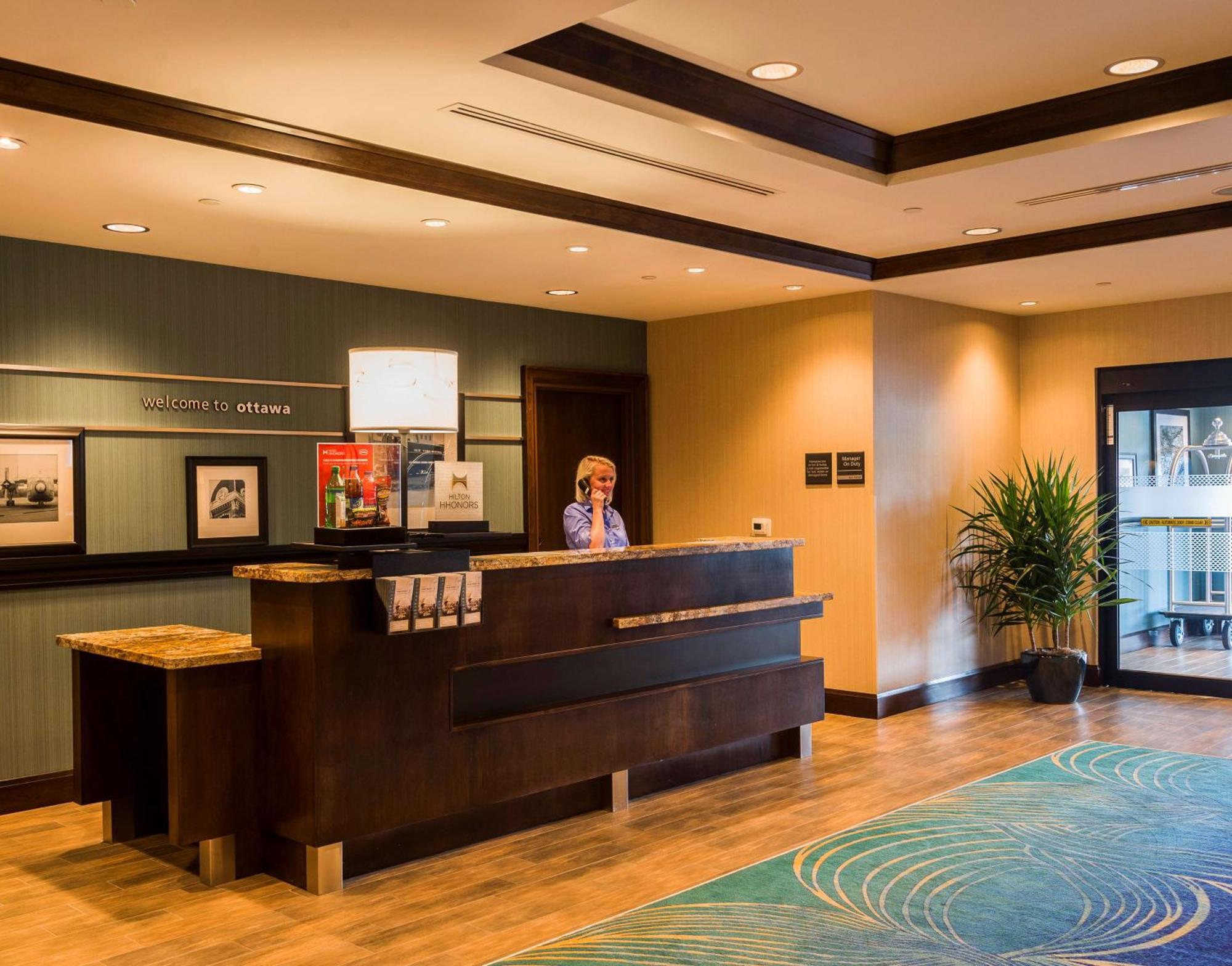 Hampton Inn By Hilton Ottawa Airport Buitenkant foto